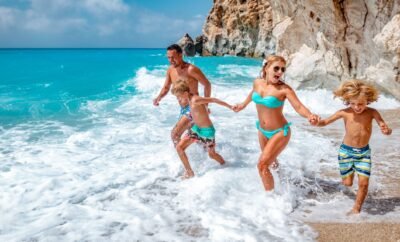 Najlepša Letovališta za Decu u Grčkoj: Porodični Raj na Egejskom i Jonskom Moru